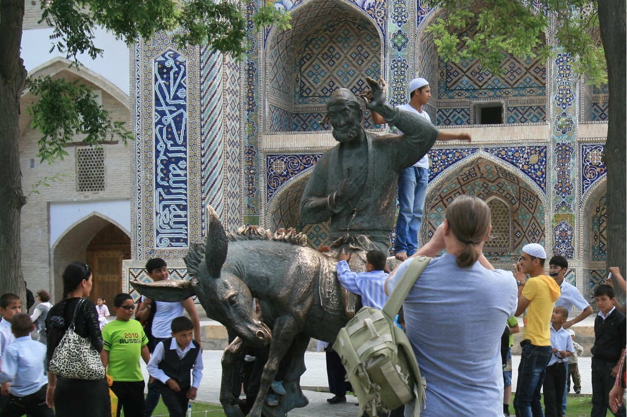 Туризм в узбекистане. Turizm в Узбекистане. Туристы в Самарканде. Туристы в Узбекистане. Историко культурный туризм в Узбекистане.