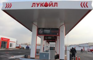 На первой автозаправке «ЛУКОЙЛ» вывешены цены