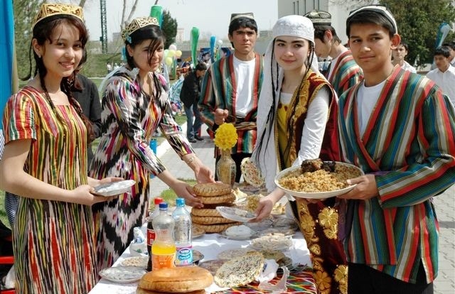 Президент Узбекистана посетил народные гуляния в парке имени Абдуллы Кадыри