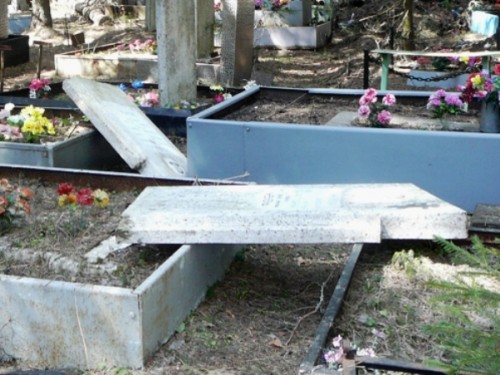 Школьники-вандалы разрушили памятники на христианском кладбище Домбрабада