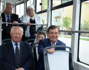 Президент проехался на трамвае с активом Самаркандской области