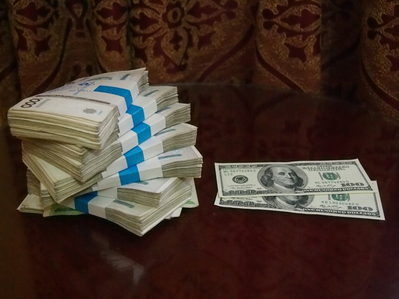 1 доллар в сумах. Доллар сум. Пачки узбекских денег. Доллар в Узбекистане. Деньги Узбекистан много.