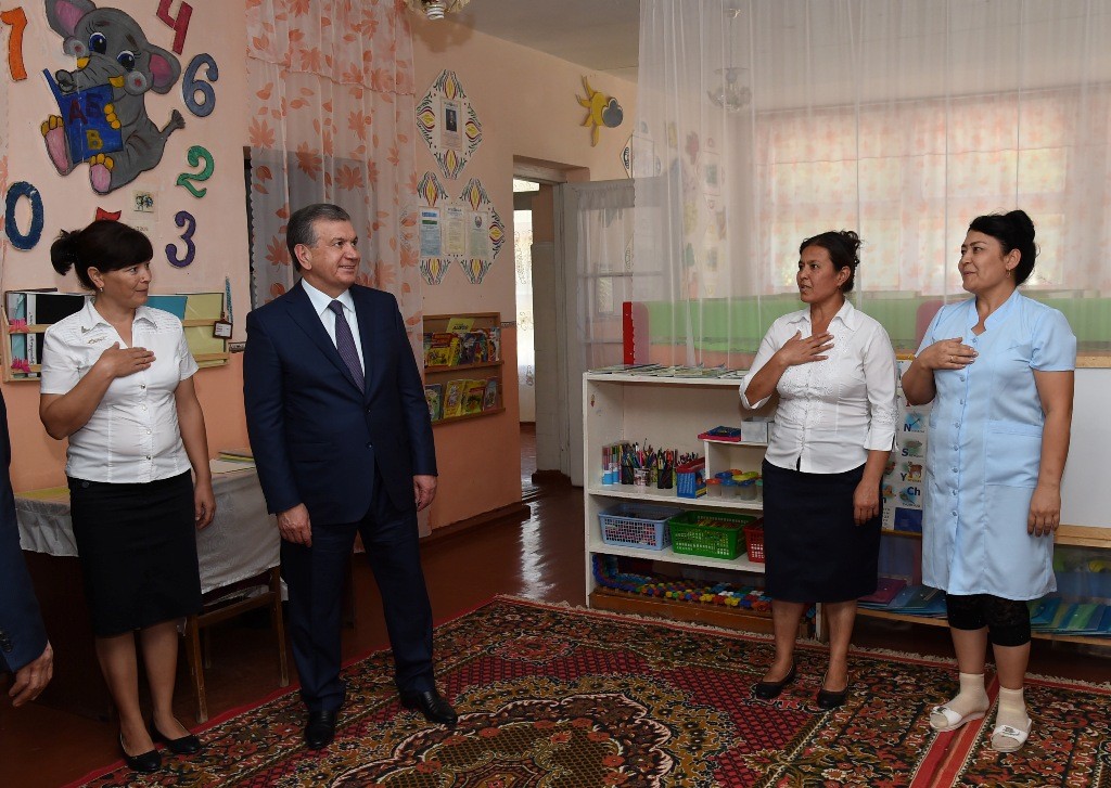 Президент Узбекистана посетил ДОУ «Шудринг» в Бекабаде