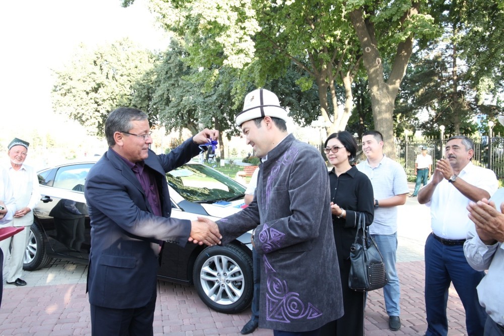 Кыргызскому акыну-уроженцу Узбекистана вручили подарки от президента Узбекистана