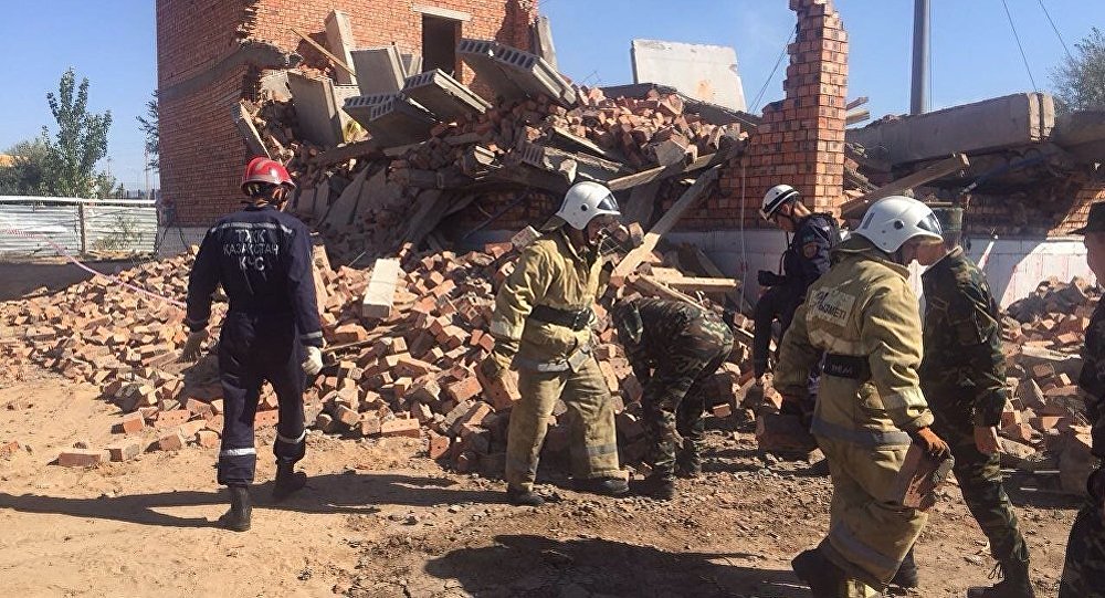 Обрушение здания в Астане убило двух строителей из Узбекистана