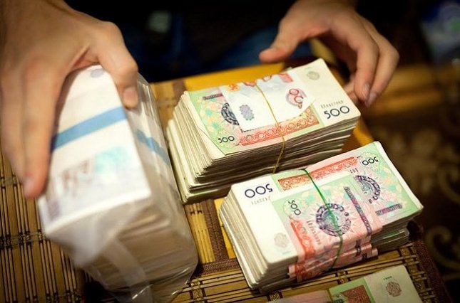 Узбекистан разрешит населению покупку наличной валюты с октября