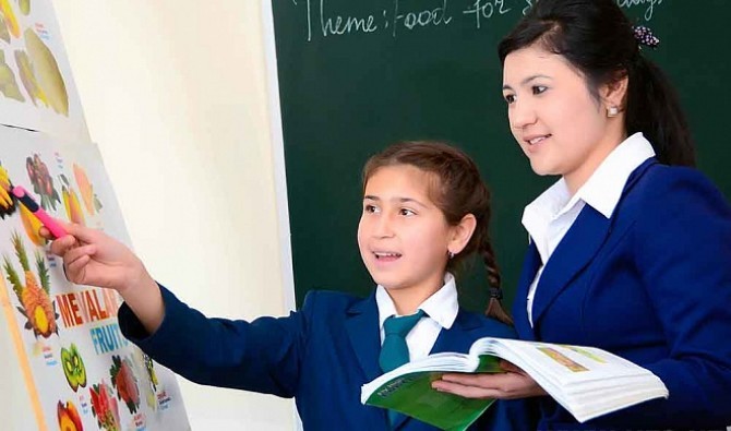 В Узбекистане наградили работников сферы образования и воспитания