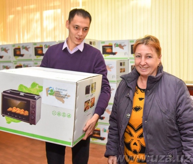 Свыше ста малообеспеченных семей из Ташкента получили бытовую технику