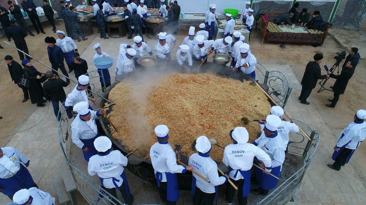 Новый рекорд: ошпозы из Сурхандарьи приготовили восемь тонн плова