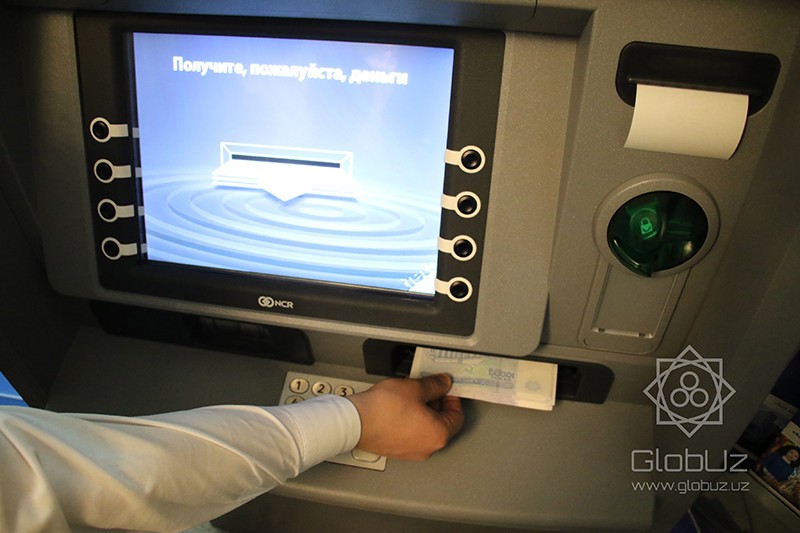 В Узбекистане запущен первый банкомат для обмена валюты