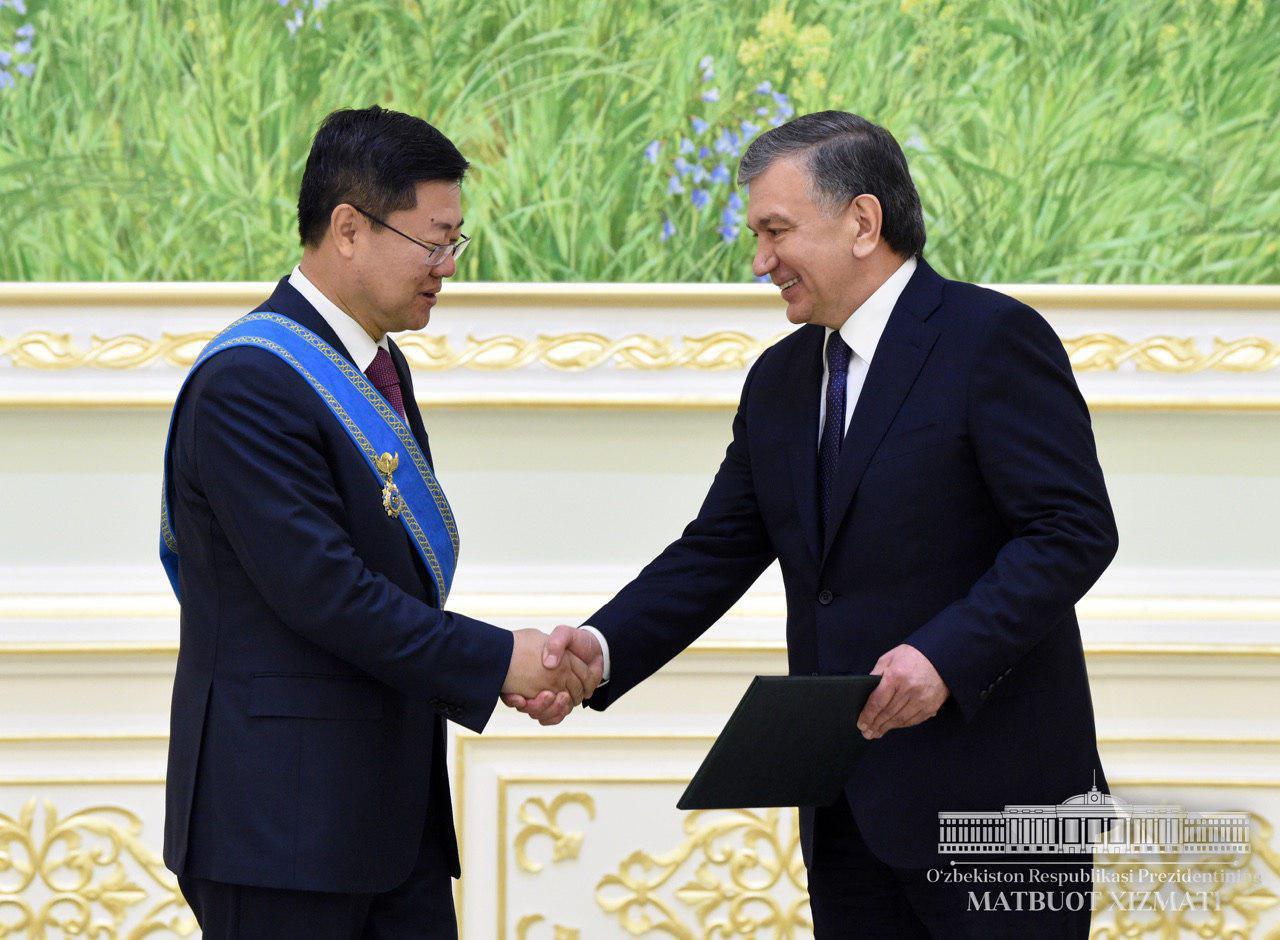 Шавкат Мирзиёев наградил посла КНР орденом «Дустлик»