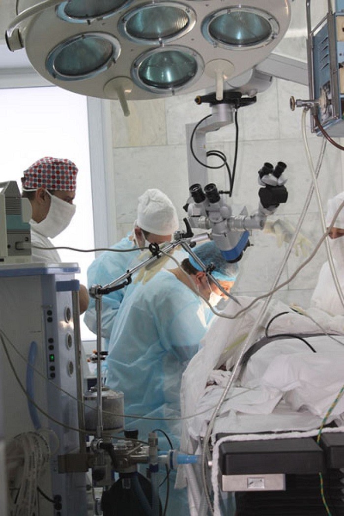 Российский хирург провел в Ташкенте мастер-классы по проведению операций кохлеарной имплантации