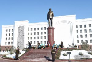 Шавкат Мирзиёев и Татьяна Каримова открыли памятник Исламу Каримову в Карши