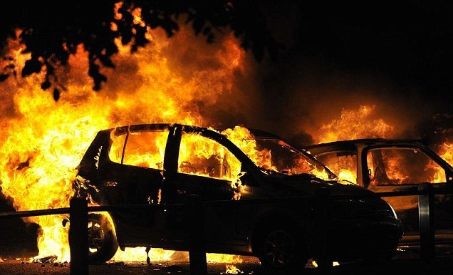 На стоянке в Ташкенте сгорело семь автомобилей