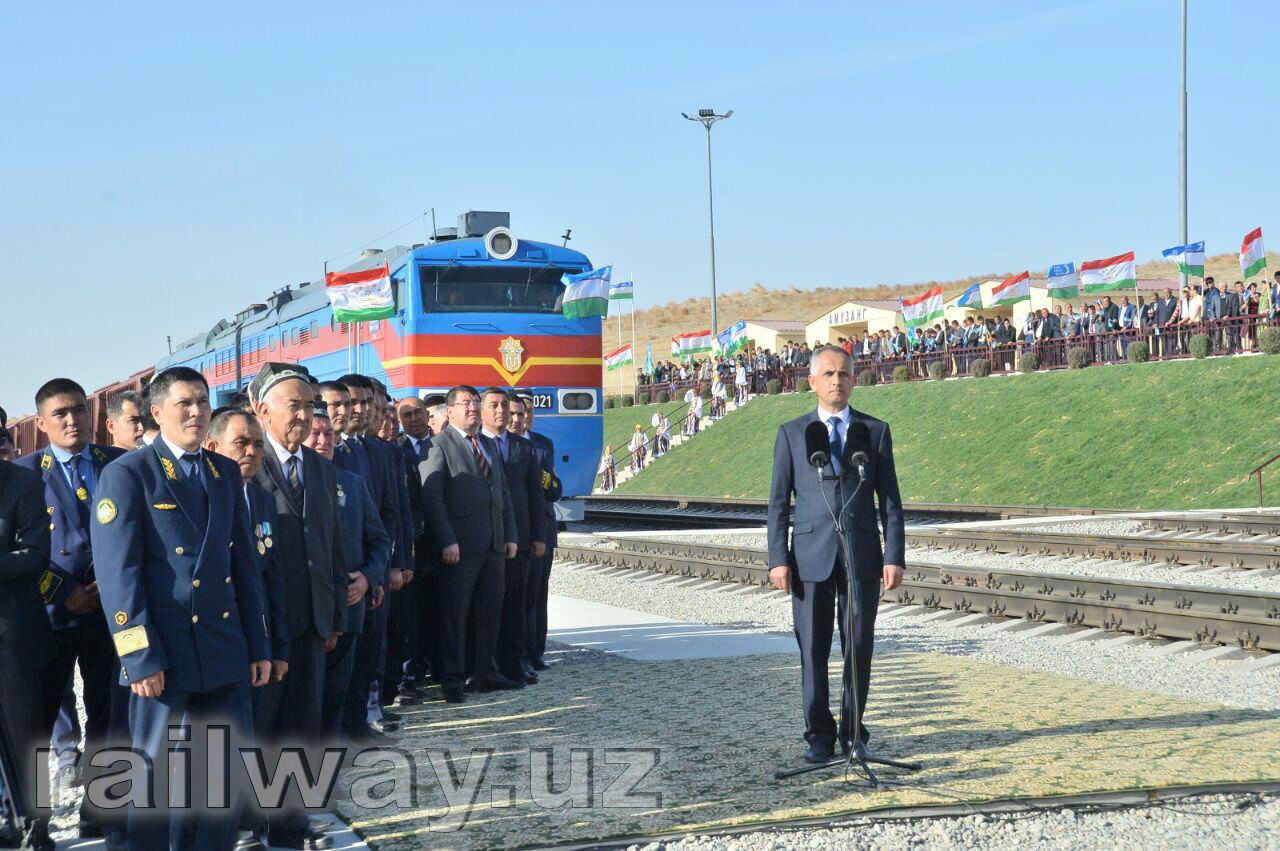 Мирзиёев и Рахмон открыли железную дорогу между Узбекистаном и Таджикистаном
