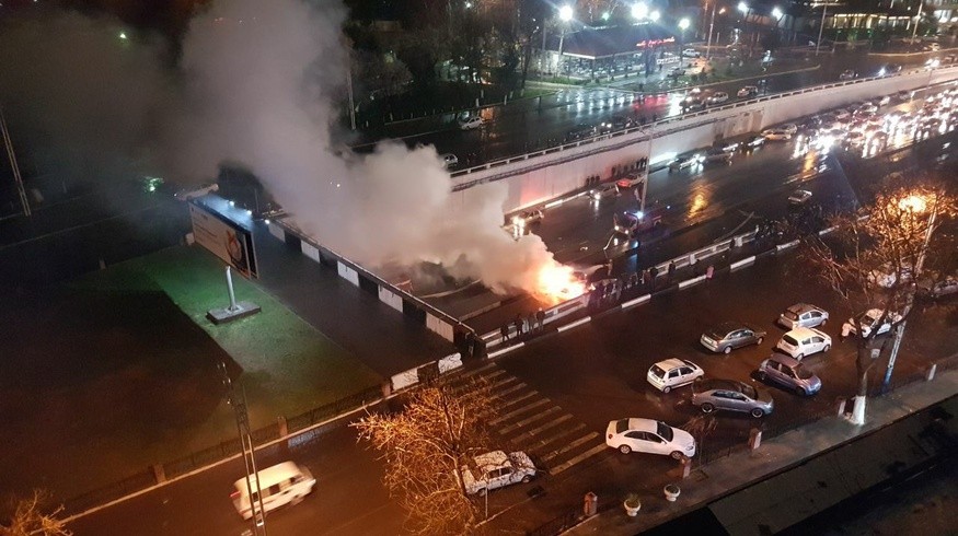 В Ташкенте при аварии сгорело два автомобиля