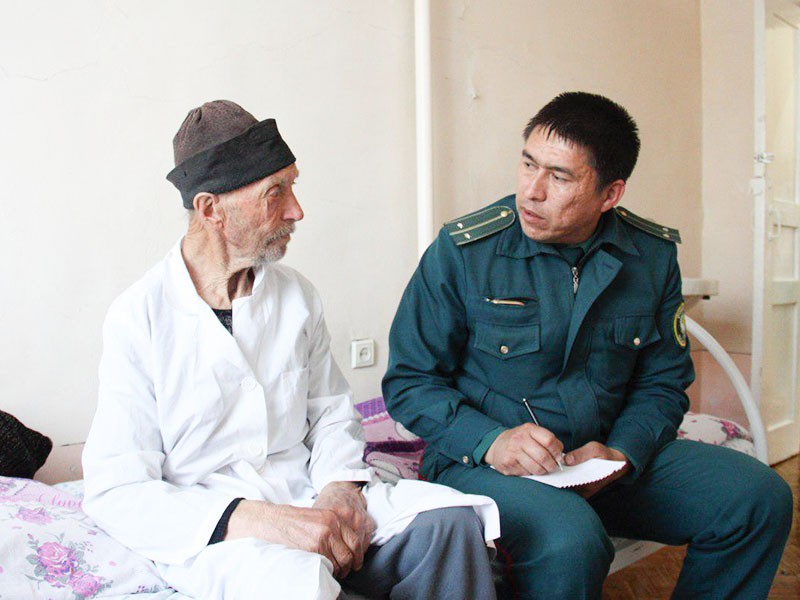Сотрудники ГУВД Ташкента взялись помочь бездомному