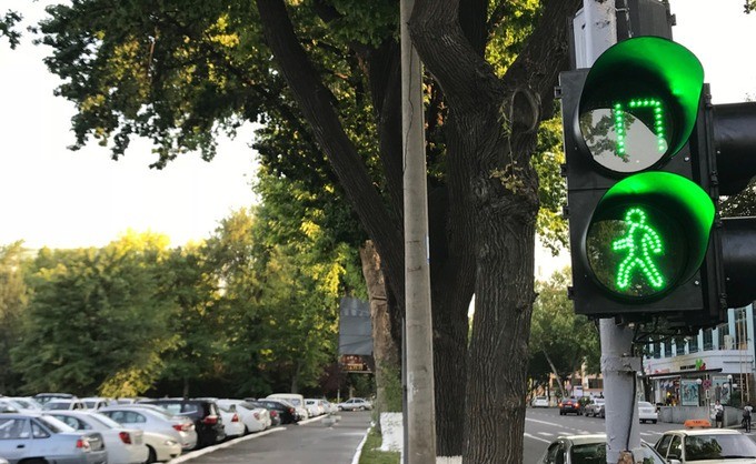 В Ташкенте появились первые пешеходные светофоры с таймерами