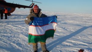 Космонавт Салиджан Шарипов установил на Северном полюсе флаг Узбекистана