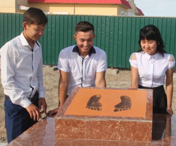 В Каракалпакстане появился памятник лентяям