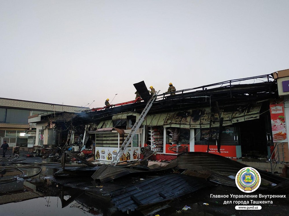 В Сергелийском районе ночью сгорел продуктовый магазин