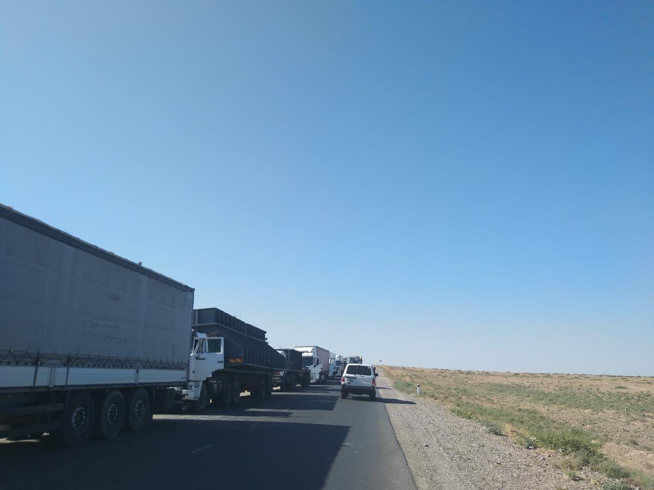 Водители стоят в 7-километровой пробке на узбекско-казахской границе