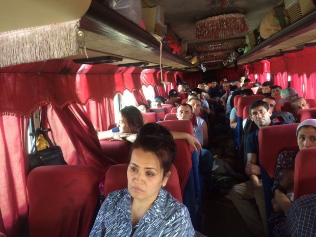 Автобусы с мигрантами застряли на границе в Омской области