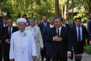 Мирзиёев посетил площадь Мустакиллик и почтил память погибших