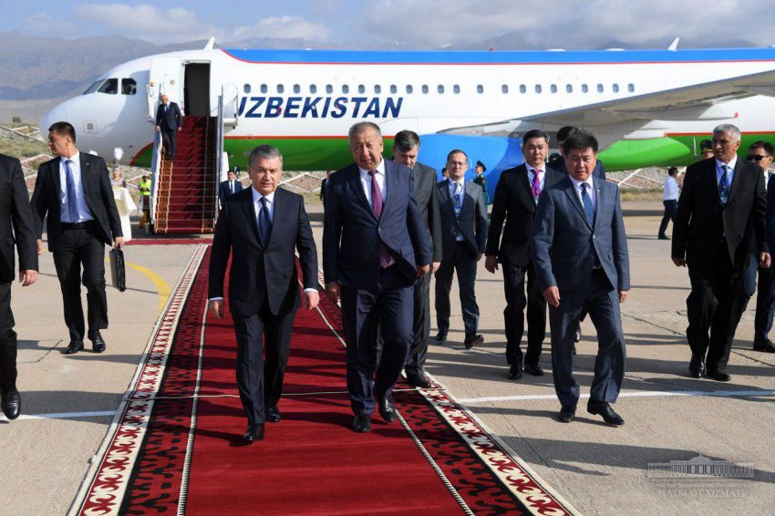 Шавкат Мирзиёев прибыл в Кыргызстан на саммит ССТГ