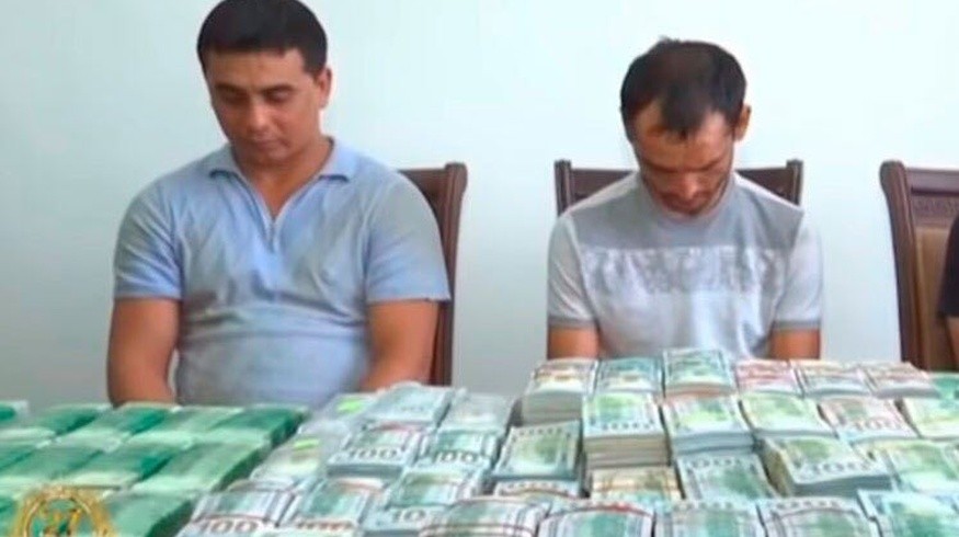 Сотрудники СГБ задержали валютчиков при попытке вывоза $5