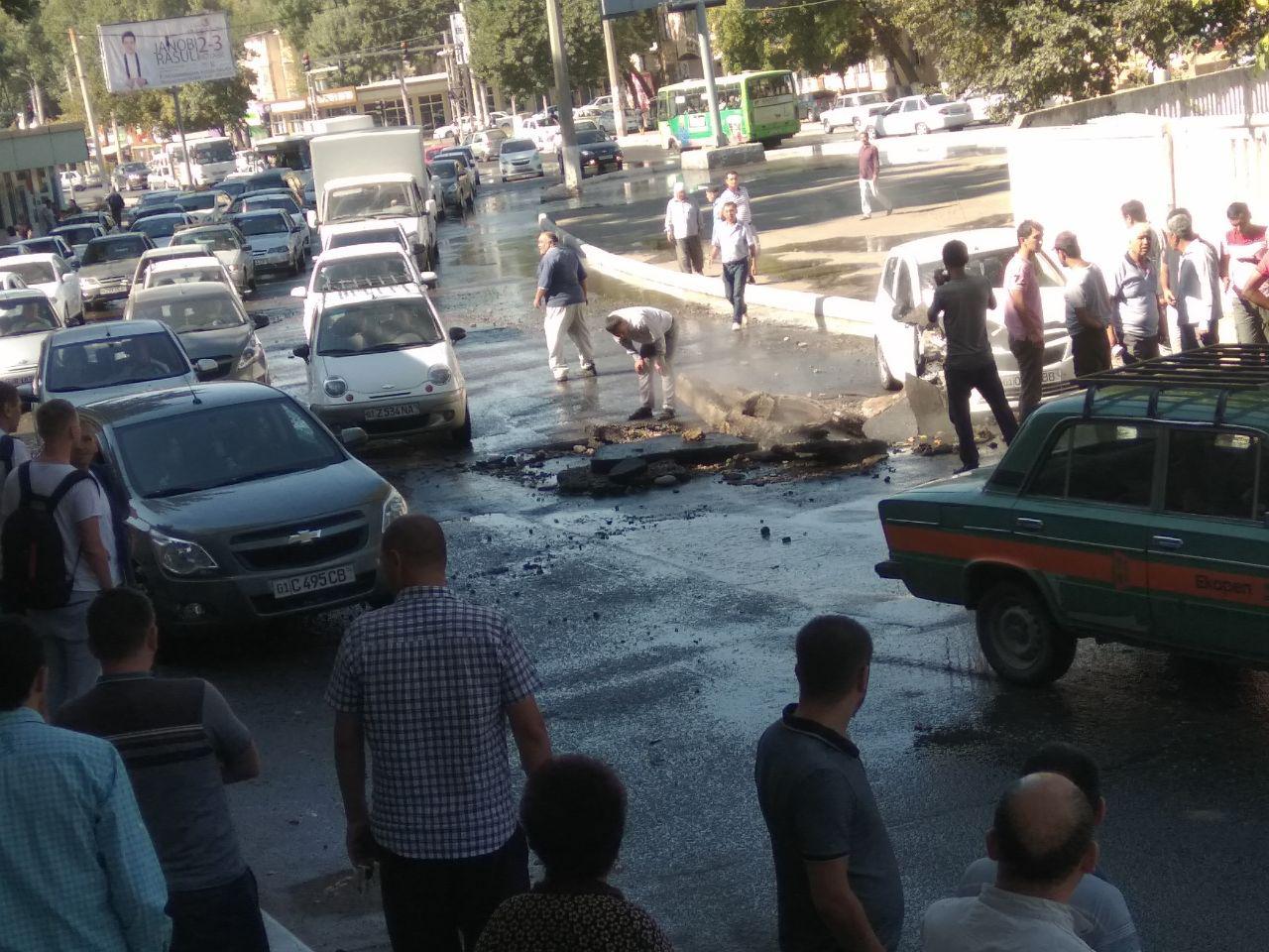 На одной из улиц Ташкента взорвалась подземная труба. Пострадало несколько авто