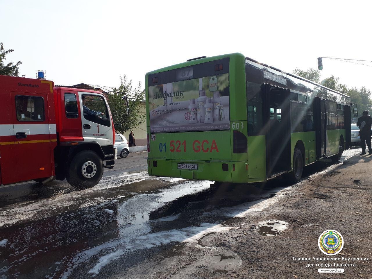 На одной из улиц Ташкента на ходу загорелся пассажирский автобус
