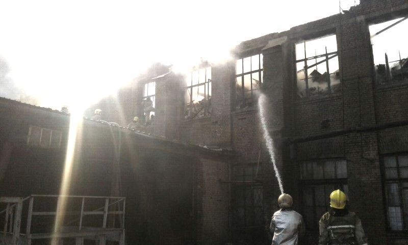 В Юнусабадском районе загорелся цех по производству синтепона
