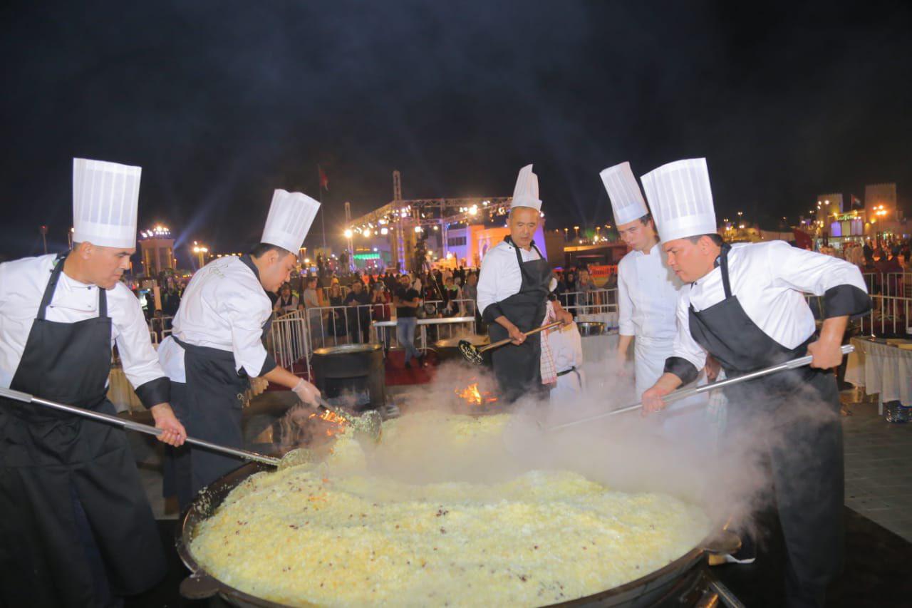 30 поваров из Узбекистана приготовили в Абу-Даби плов на десять тысяч человек (видео)