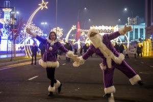 Сотрудники органов внутренних дел спасли двухлетнюю девочку