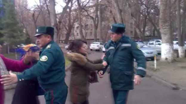 Женщины организовали пикет возле Народной приемной президента в Ташкенте