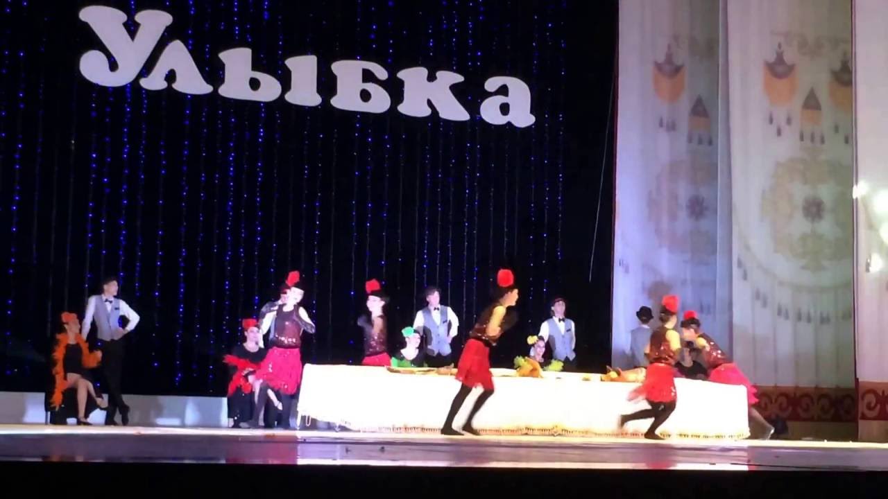 Посол Узбекистана наградил кыргызский хореографический ансамбль «Улыбка»