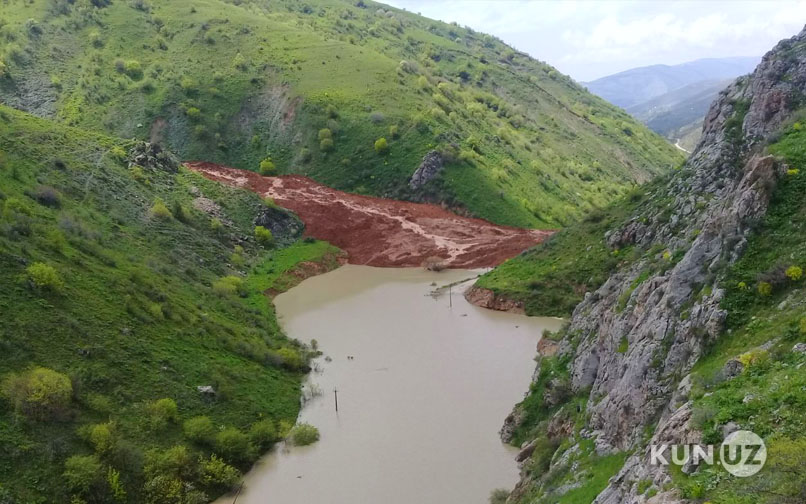 Селевой поток перекрыл реку в Кашкадарьинской области