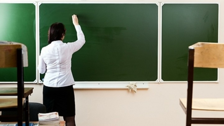 Учительница Джизакской школы бьет учеников за невыполненное домашнее задание (видео)