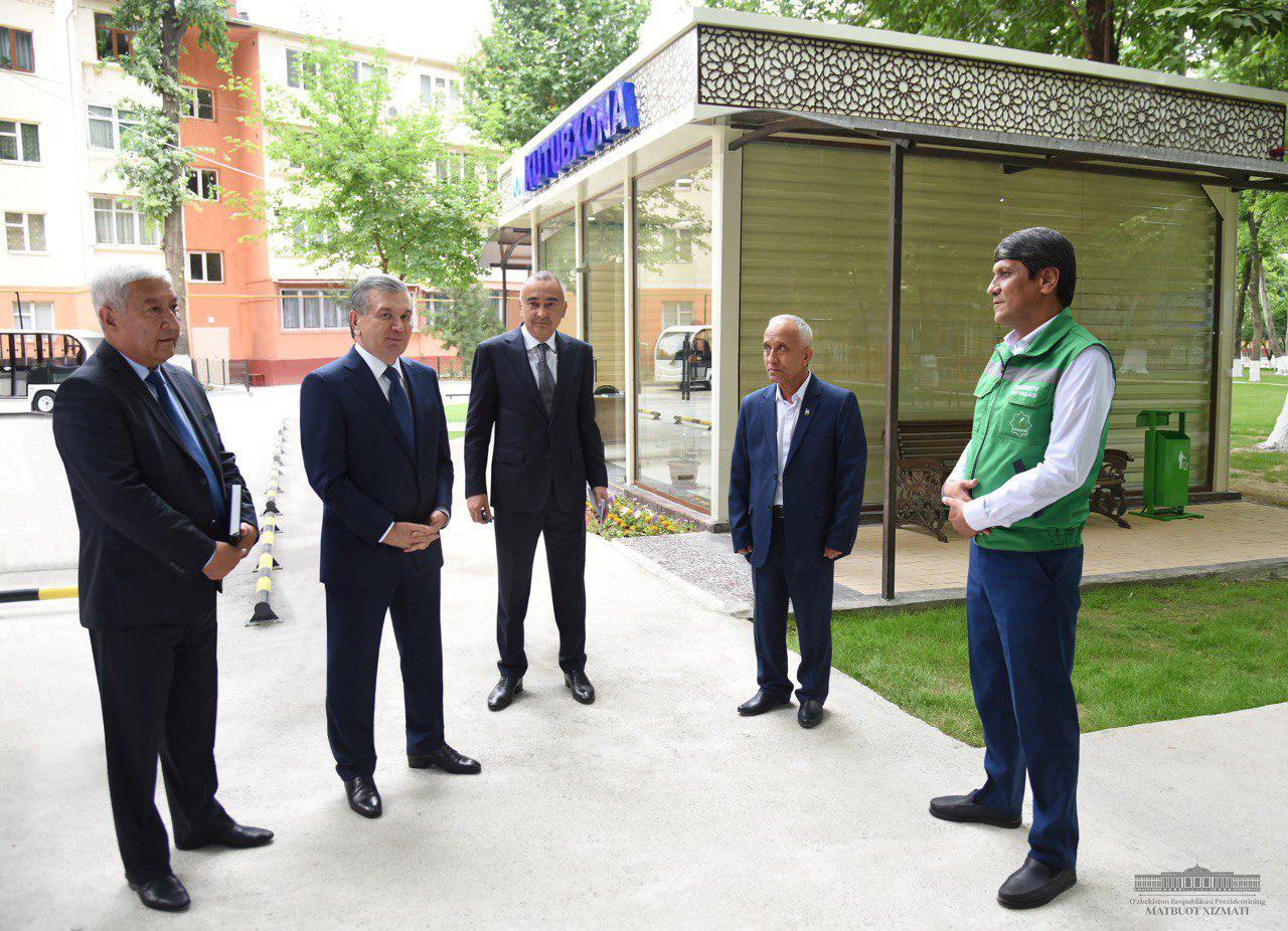Встреча с деятелями науки и благоустройство каналов: Президент посетил Алмазарский район (фото)