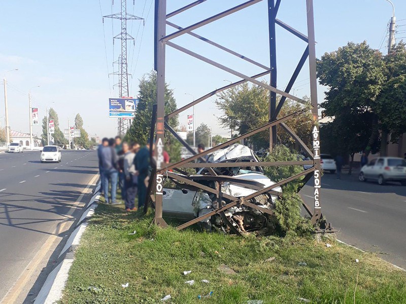 Подросток врезался в линию электропередач на автомобиле родственника