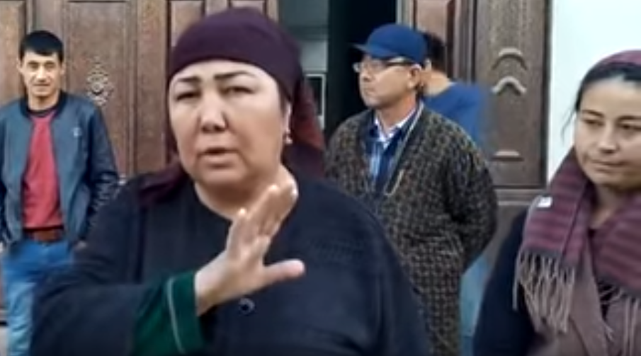 Жительница Самаркандской области пригрозила сжечь хокима из-за сноса ее дома