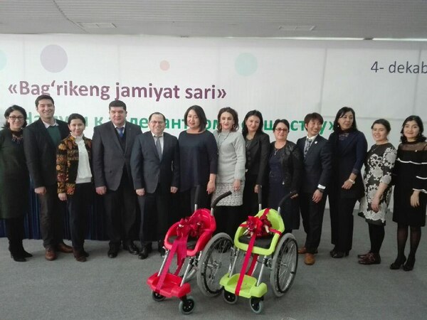Проект «Инвалидные коляски надежды» поставил 540 детских колясок в Узбекистан