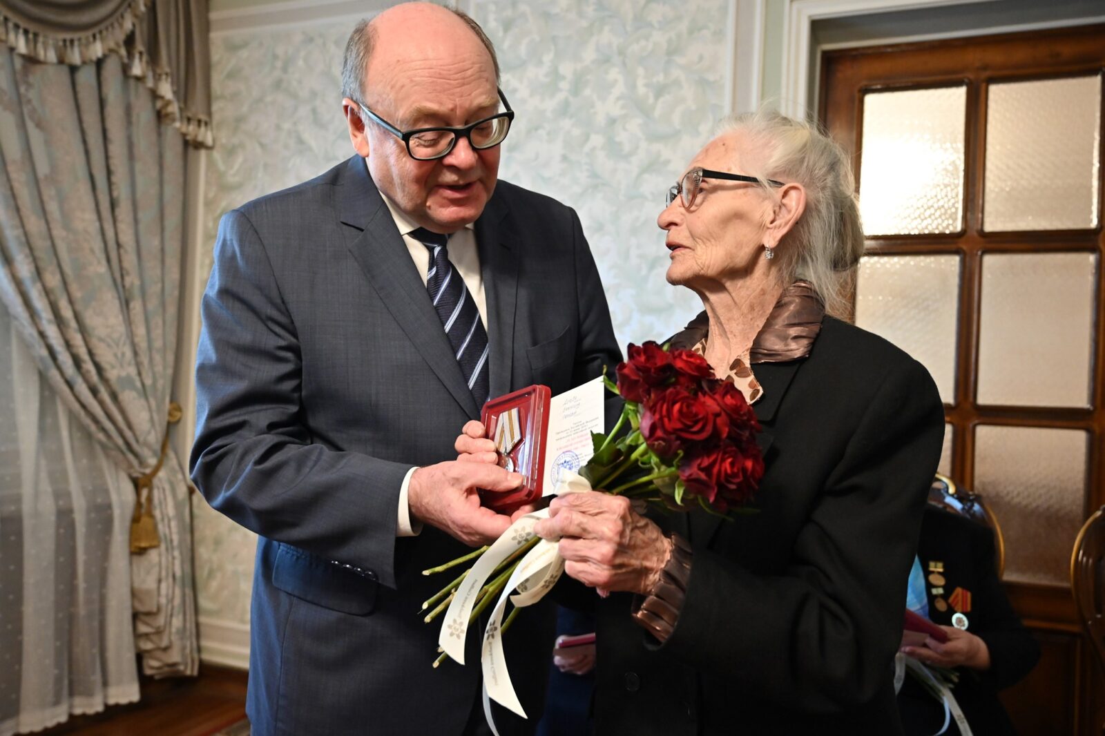 Посол России вручил ветеранам юбилейные медали