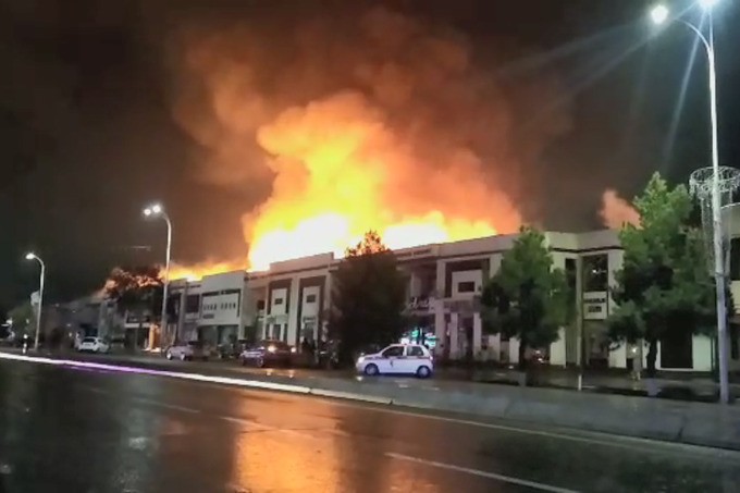 В торговом центре Бухарской области произошел пожар