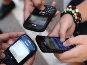 Больше половины жителей Узбекистана пользуются сотовой связью