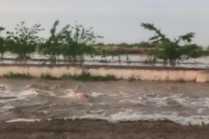 На Сардобинском водохранилище произошла утечка воды. Жителей махаллей расположенных рядом с водохранилищем эвакуируют