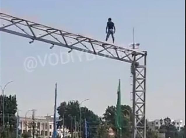В Андижане мужчина забрался на опору светофора из-за сообщения о сносе его дома