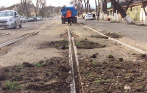 На одной из улиц Ташкента выбоины в асфальте засыпаны землей
