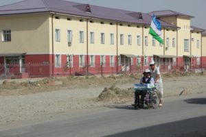 Мавлонхон Тураев преодолевает расстояние от Ташкента до Самарканда на инвалидной коляске